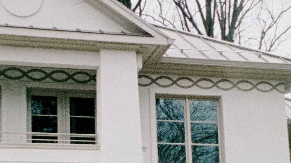 Outdoor frieze under rood line 