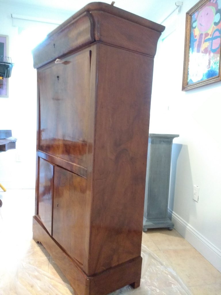 Profile of upright desk/secretary